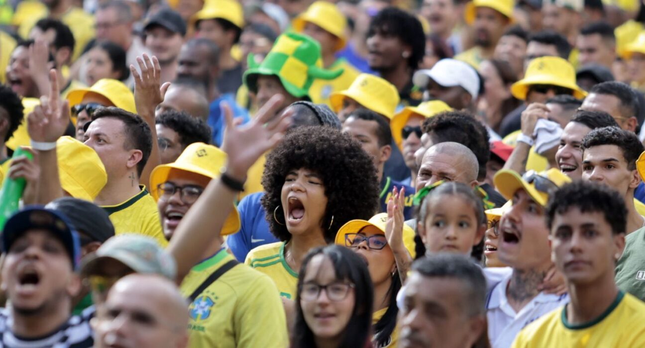 Torcedores se reúnem no centro de SP para assistir ao jogo do Brasil
