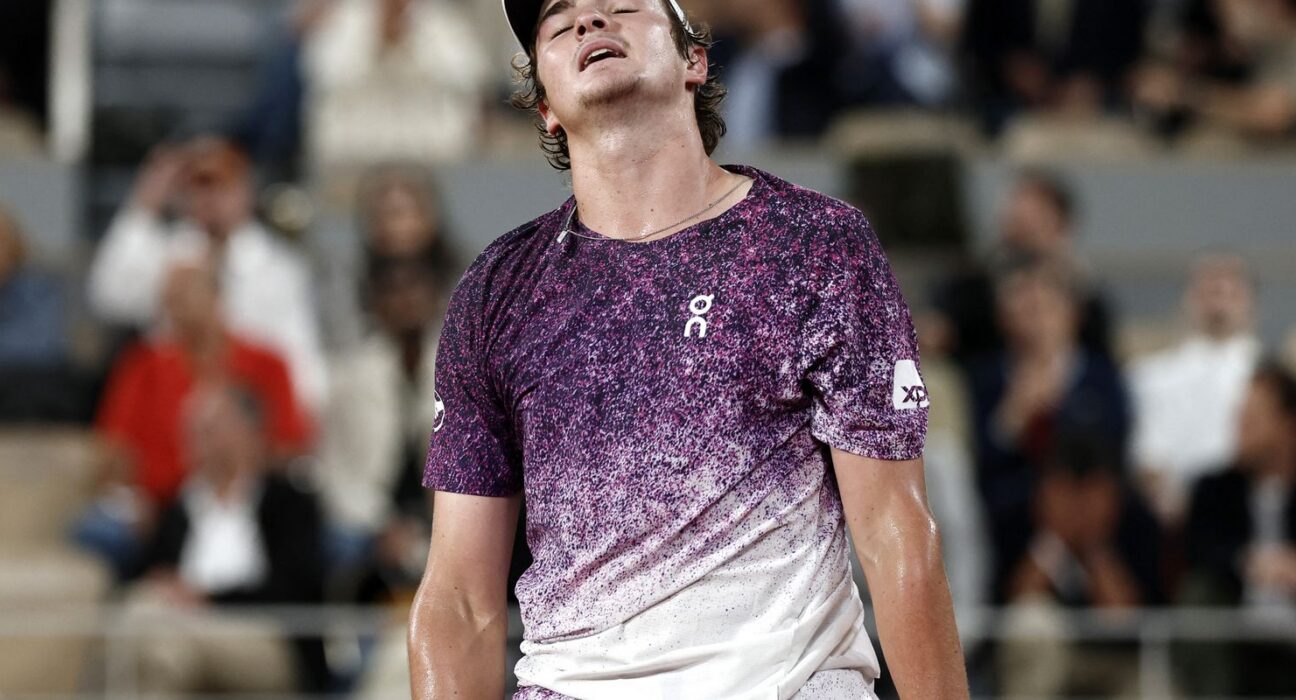 João Fonseca luta, mas dá adeus a Roland Garros após revés para Mensik