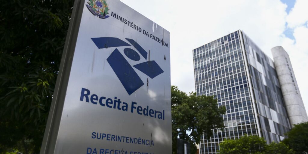 Receita paga nesta terça maior lote de restituição do IR da história