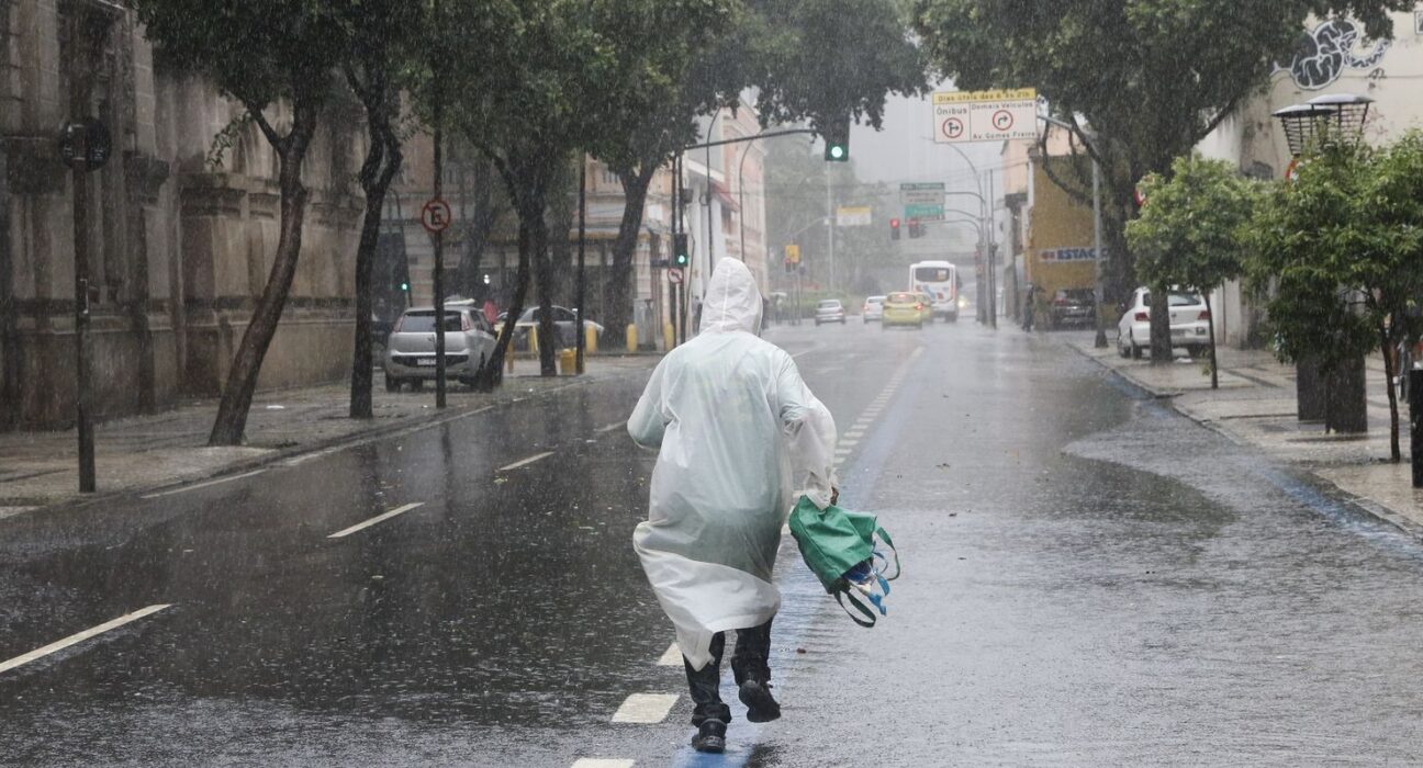 Sul, Sudeste e Centro-Oeste podem ter final de semana de chuva intensa
