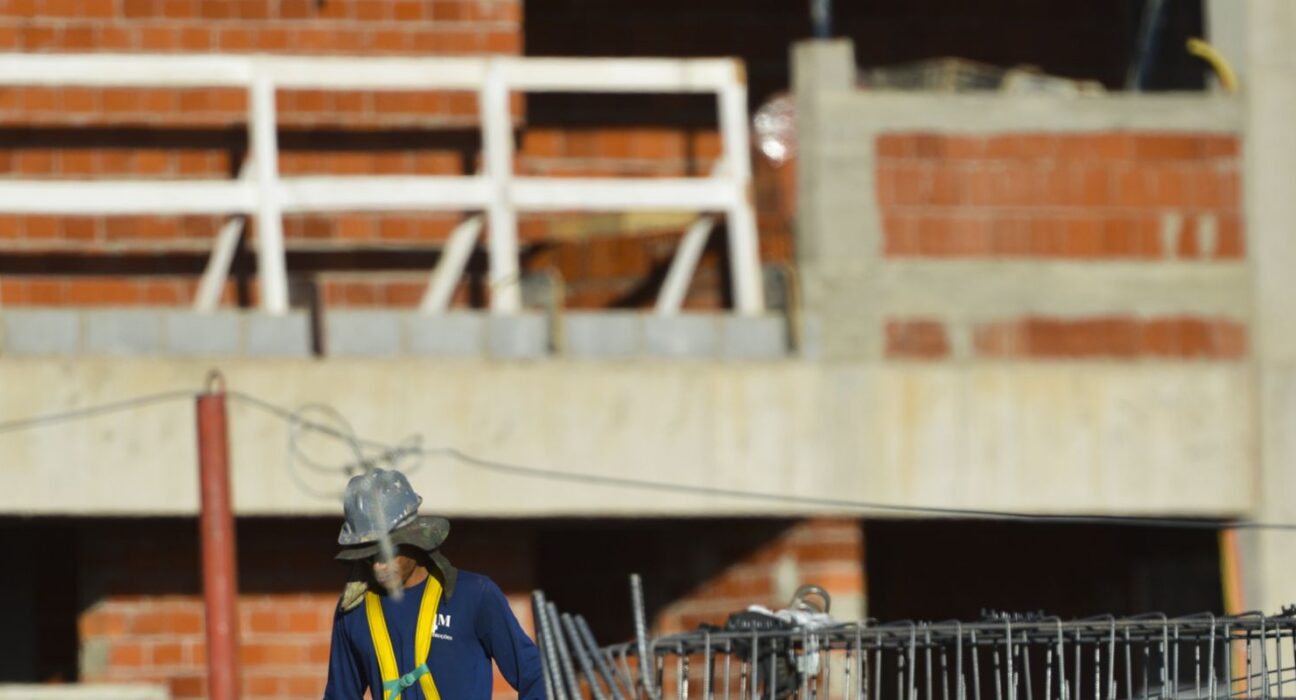 Construção empregou 2,5 milhões e pagou média de 2,1 salários mínimos