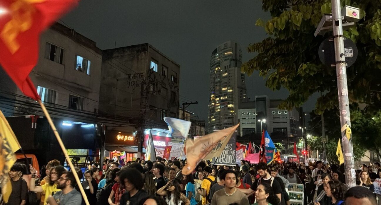 Estudantes protestam contra cortes nas universidades de SP
