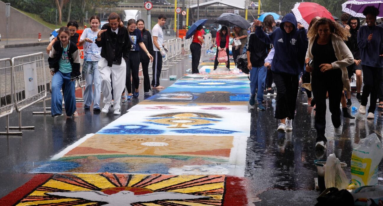Fiéis enfrentam chuva para fazer tapetes de Corpus Christi no Rio