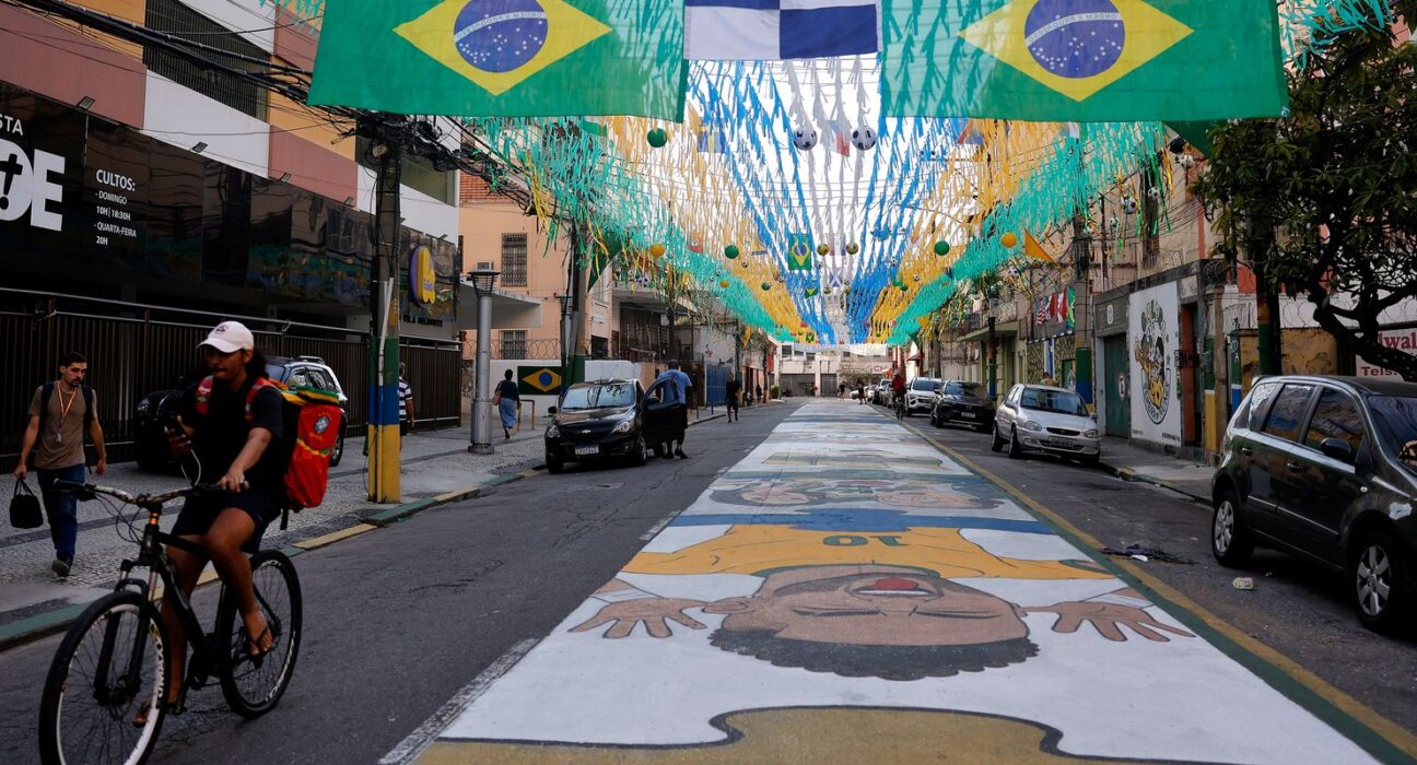 Ruas decoradas para Copa do Mundo reforçam vínculo comunitário no Rio