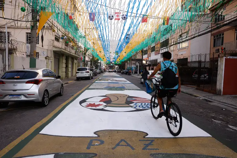 Rio de Janeiro (RJ), 09/06/2026 - Rua Pereira Nunes, em Vila Isabel, zona norte da cidade, pintada e enfeitada para a Copa do Mundo de Futebol 2026.  Foto: Tânia Rêgo/Agência Brasil
