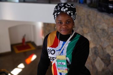 Rio de Janeiro (RJ), 20/06/2026 - Anitha Agossou do Benin ministra aula de turbante no evento. Rio Refugia, celebra o Dia Mundial do Refugiado. Festival multicultural promovido pelo Sesc RJ, Abraço Cultural, PARES Cáritas RJ e Feira Chega Junto, com apoio do ACNUR (Alto Comissariado das Nações Unidas para os Refugiados), no Sesc Tijuca, zona norte da cidade. Foto: Tânia Rêgo/Agência Brasil