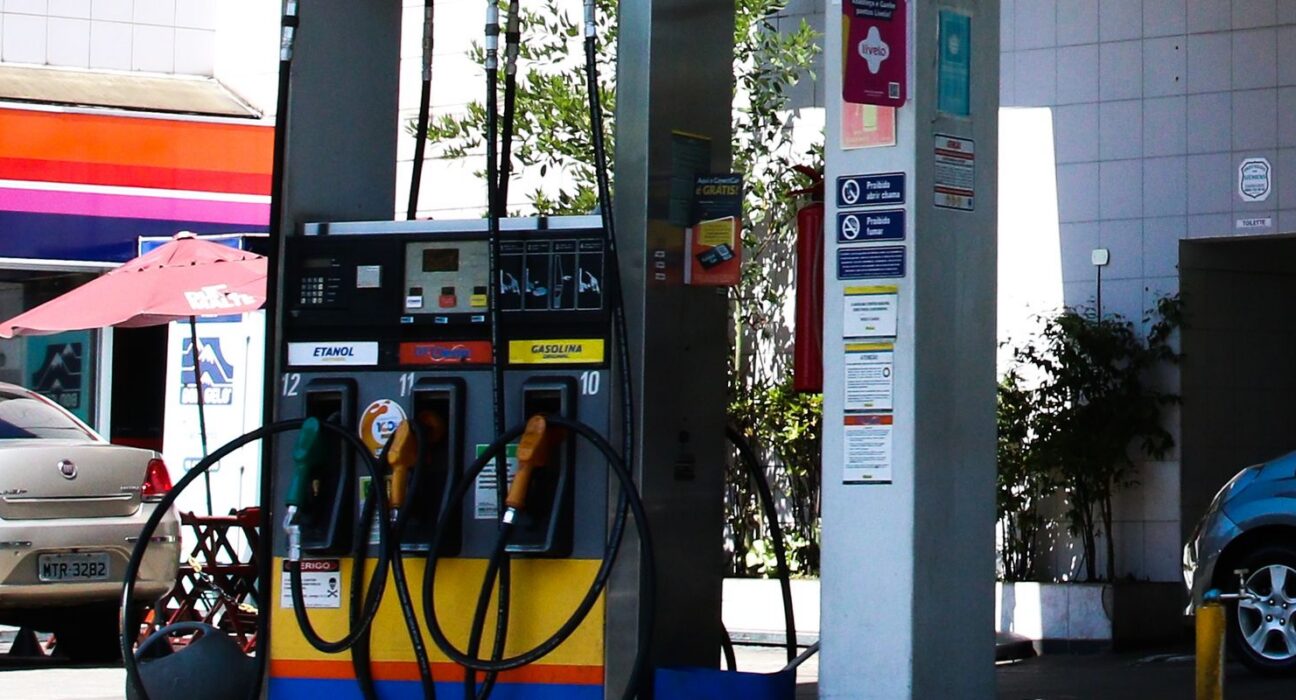 Concorrência do etanol e subvenção fazem preço da gasolina cair