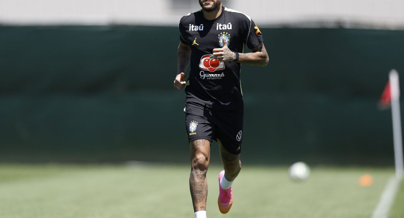 Neymar vai a campo pela primeira vez em treino da seleção brasileira