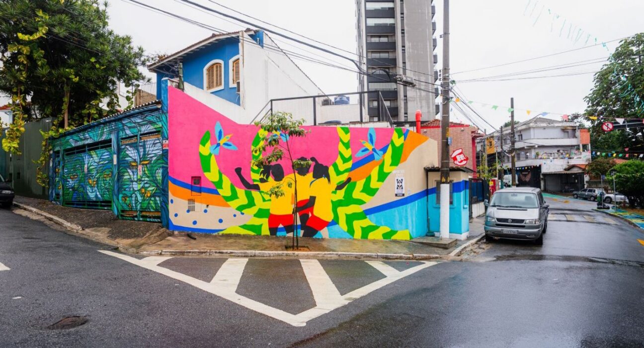 Mural em SP celebra futebol feminino um ano antes da Copa no Brasil