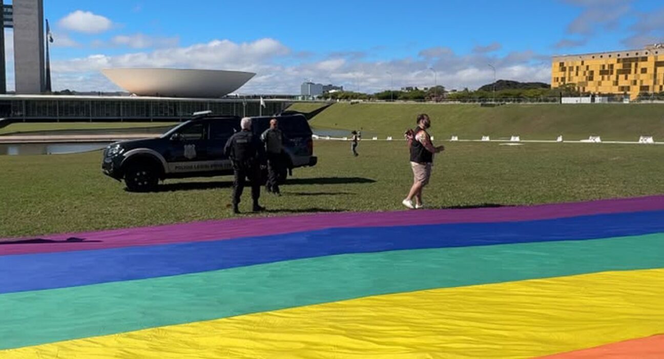 Polícia legislativa proíbe bandeira LGBTQIA+ em gramado do Congresso