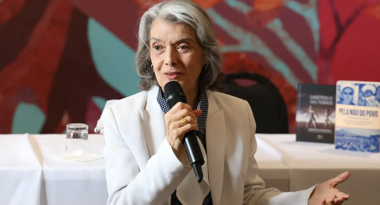 Democracia está nas mãos do povo, não em palácios, diz Cármen Lúcia