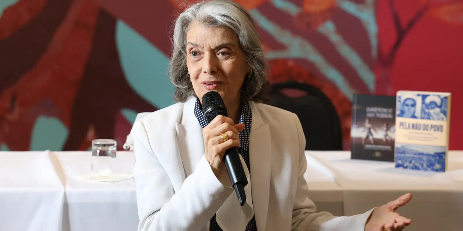 Democracia está nas mãos do povo, não em palácios, diz Cármen Lúcia