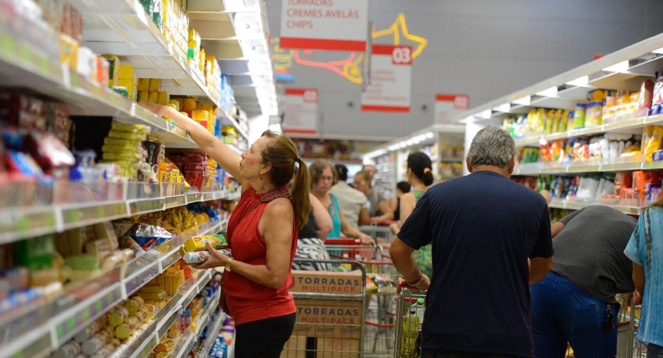 Cesta básica fica mais cara em 17 capitais brasileiras em junho