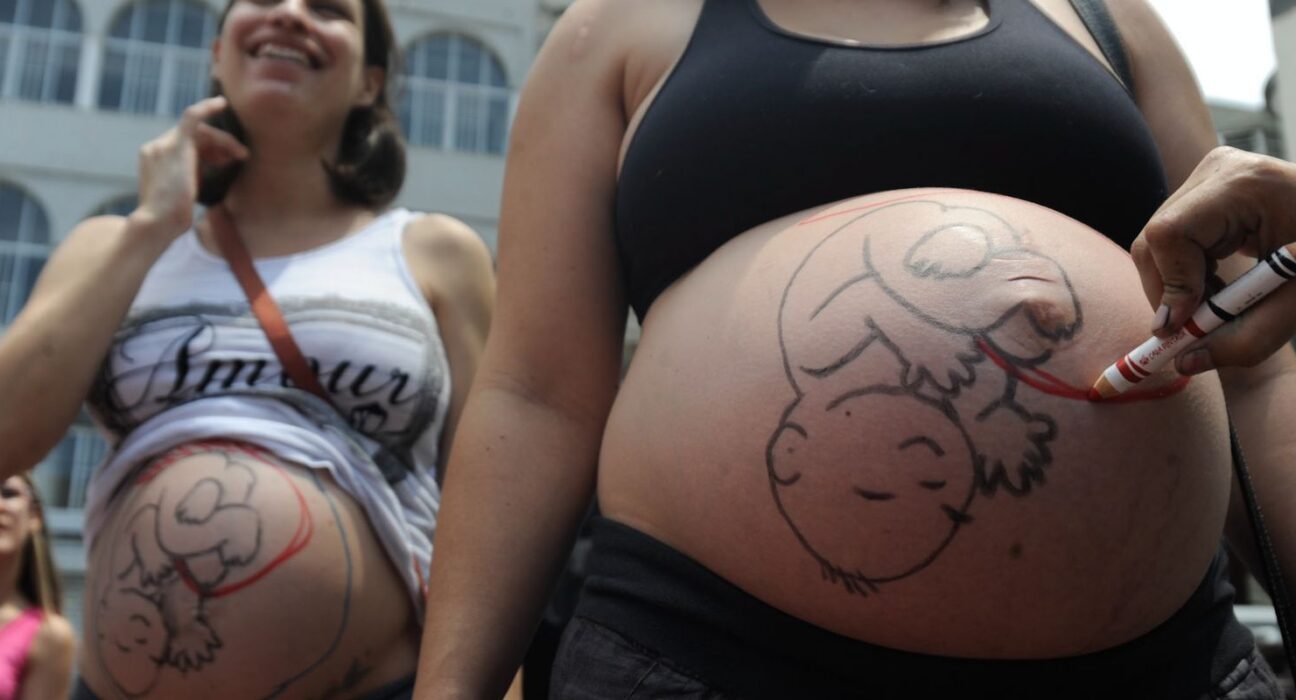 Fatores sociais e estruturais empurram mulheres para cesarianas
