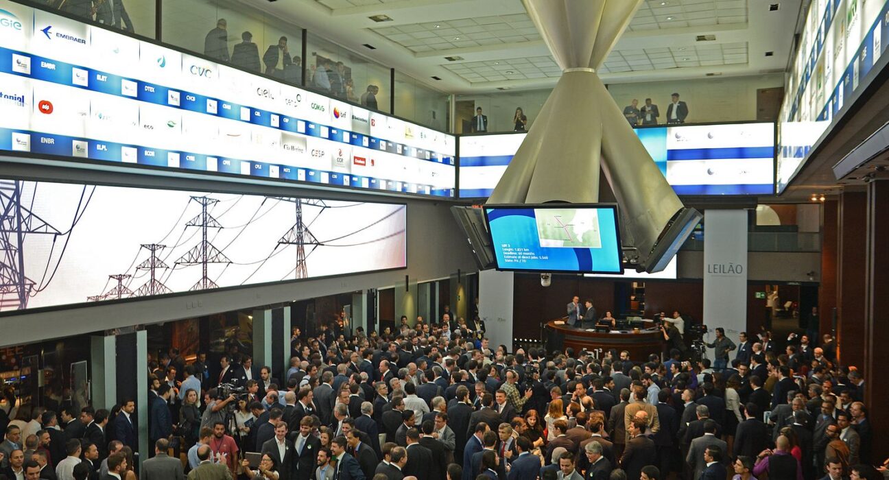 Ibovespa volta aos 174 mil pontos com aposta na Selic, e dólar cai