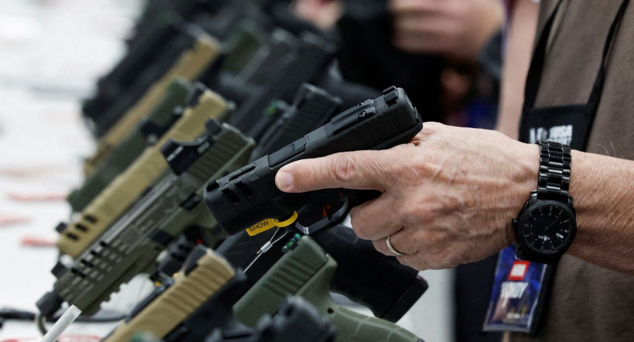 Ações pró-armas de Trump devem favorecer facções criminosas no Brasil