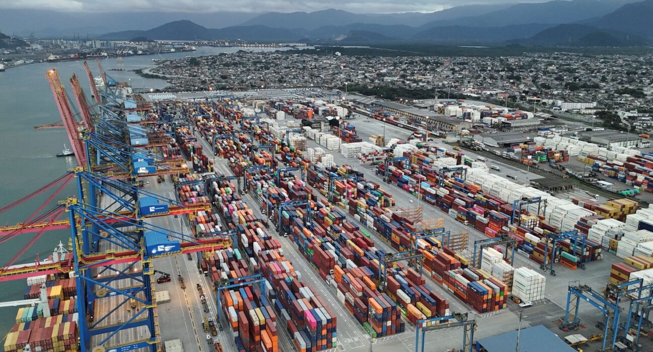 Exportações batem recorde e déficit das contas externas cai em junho