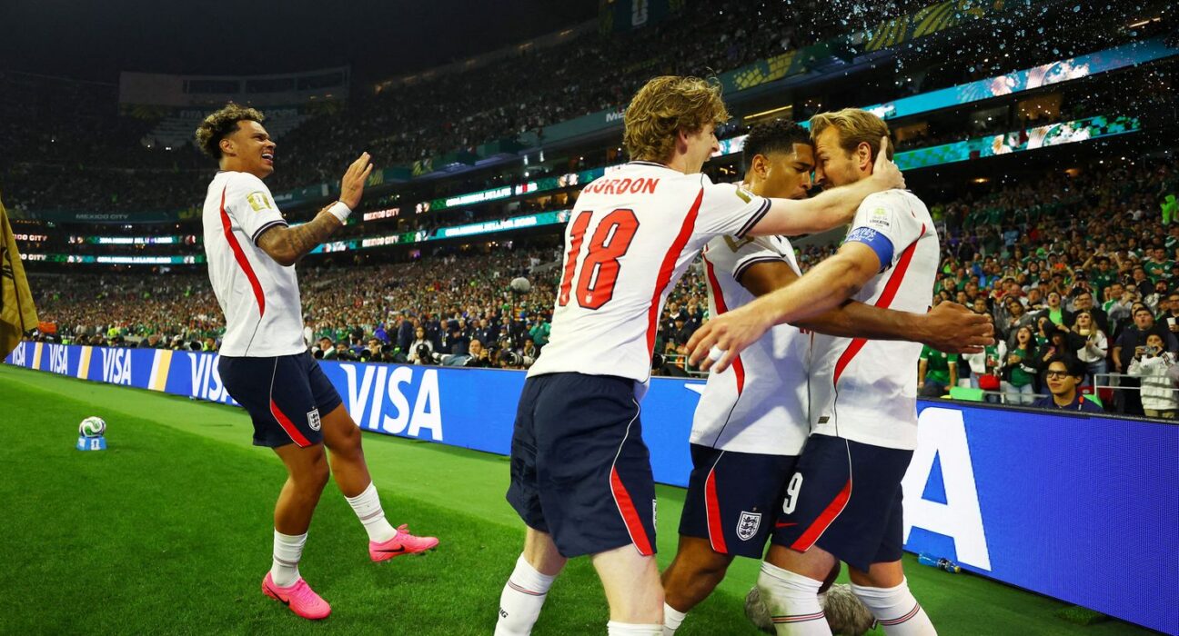 Com um a menos, Inglaterra derruba México no Azteca e segue na Copa