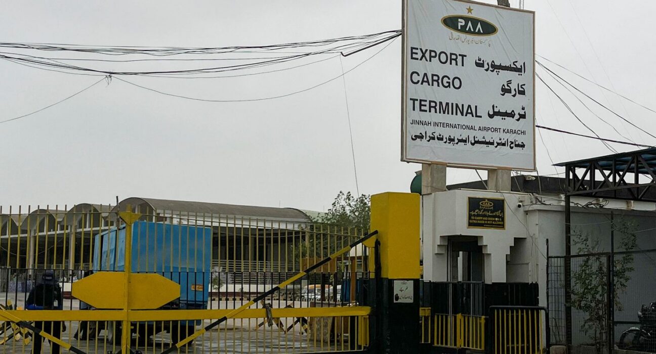Equipes encontram destroços de Boeing 737 desaparecido no Paquistão