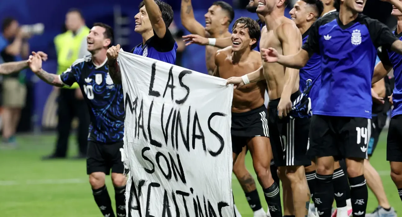 Ato de jogadores argentinos reacende debate sobre domínio das Malvinas