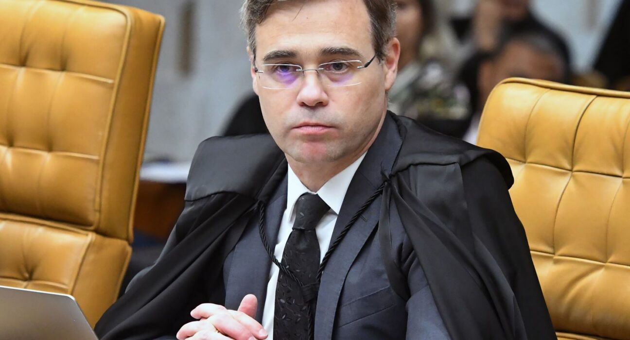Mendonça autoriza PF a investigar repasses para filme sobre Bolsonaro