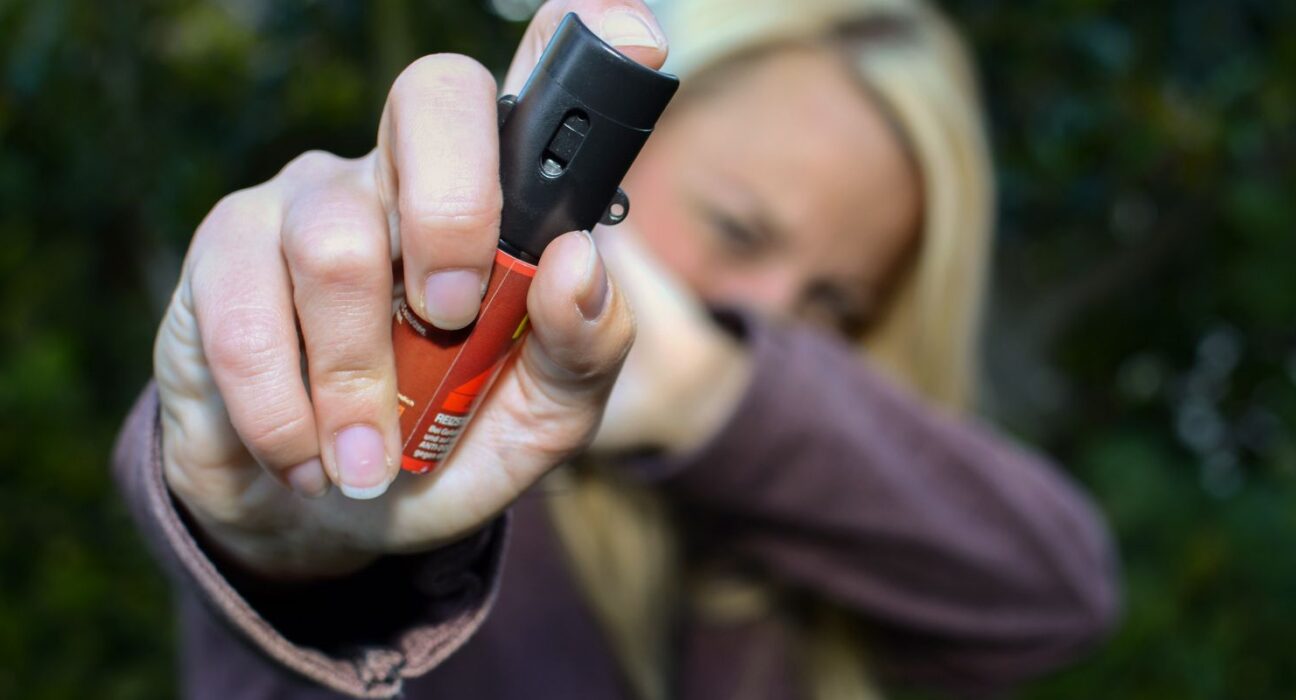 Mulheres podem comprar e usar spray de pimenta para defesa pessoal