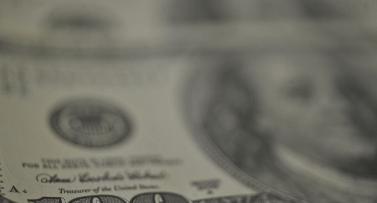 Dólar recua, bolsa cai e petróleo dispara com tensão no Oriente Médio