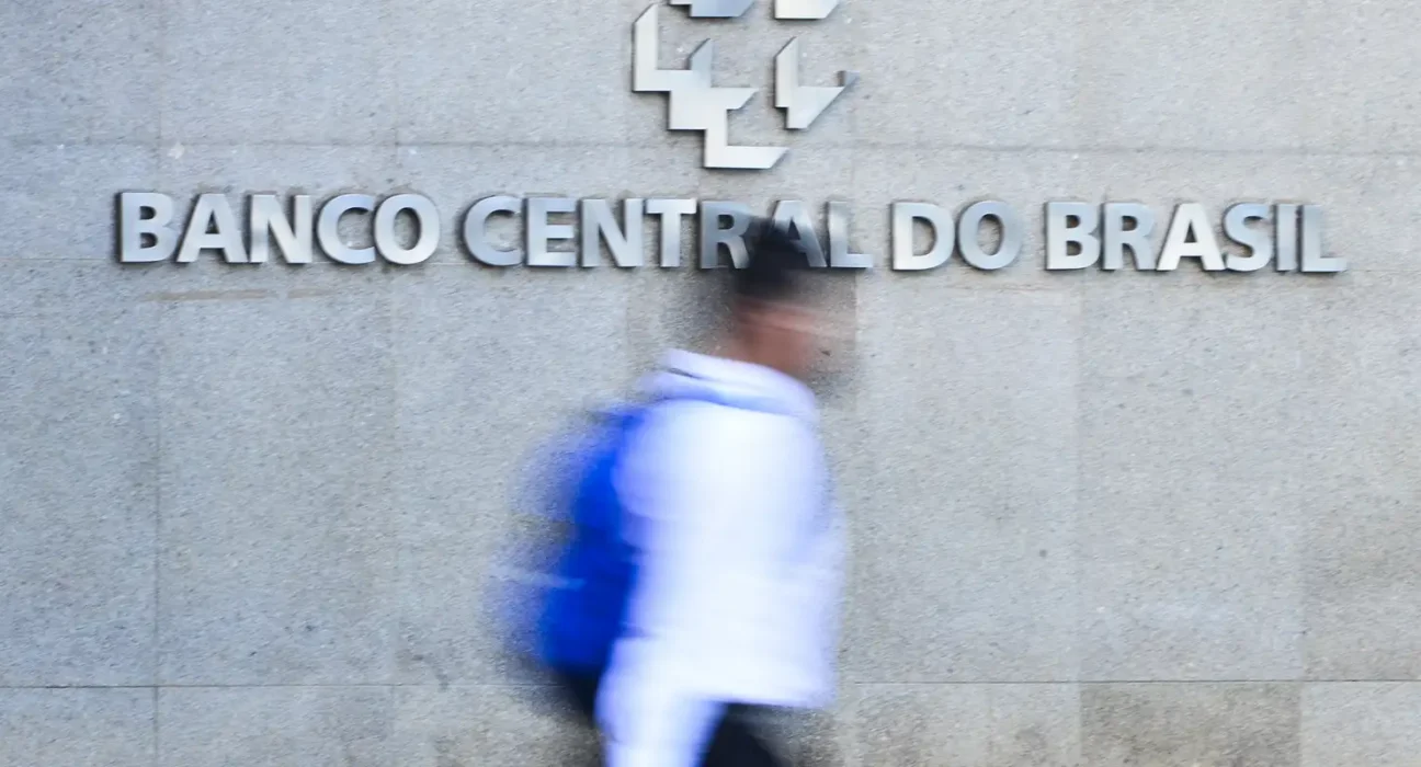 Juros das famílias seguem elevados e chegam a 64% ao ano, diz BC