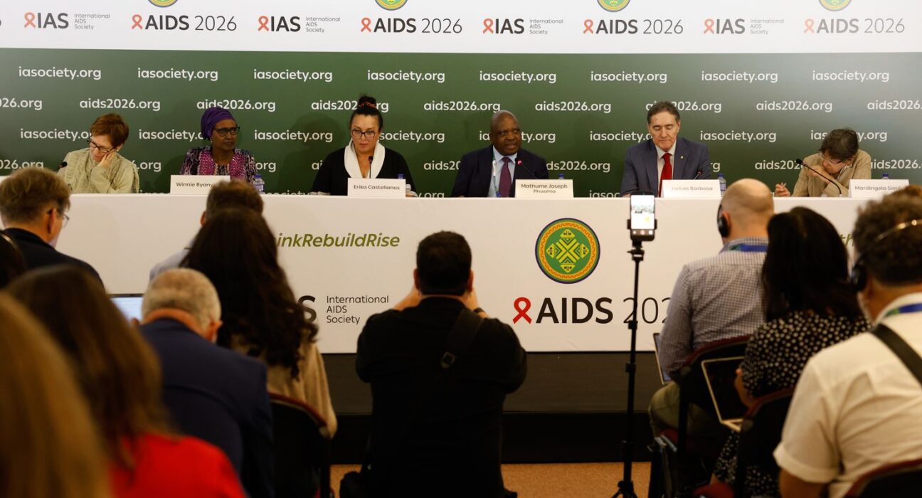 Infecções e mortes por HIV caem, mas falta de recursos ameaça avanços