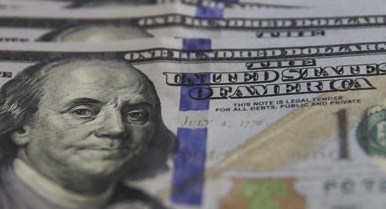 Dólar supera R$ 5,20, e bolsa cai com expectativa por juros nos EUA