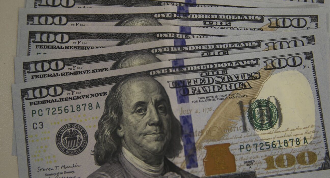 Dólar cai para R$ 5,08, e bolsa recua pela quarta vez consecutiva