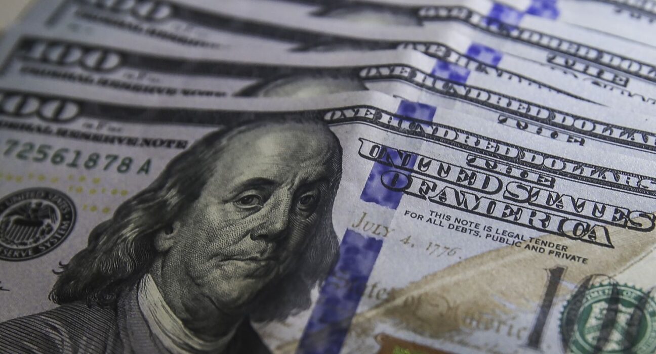 Dólar cai para R$ 5,10, após juros serem mantidos nos EUA