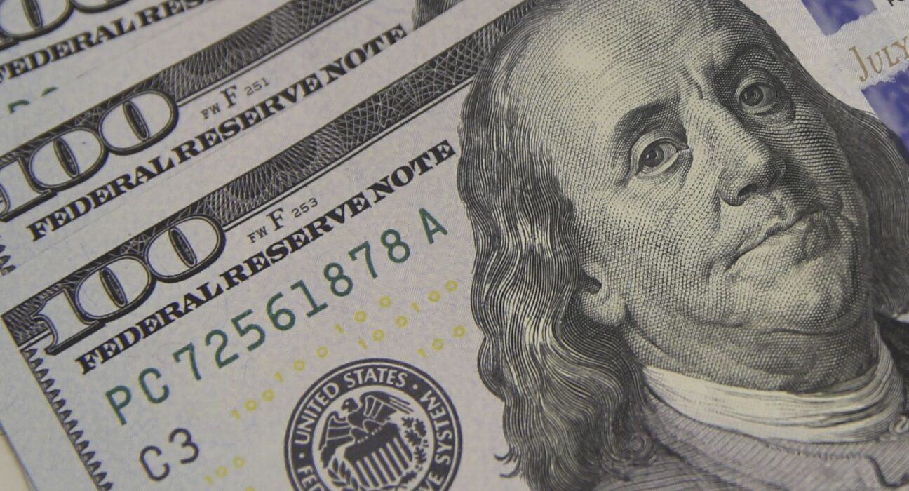 Dólar cai ao menor nível em quase dois meses, com alívio externo