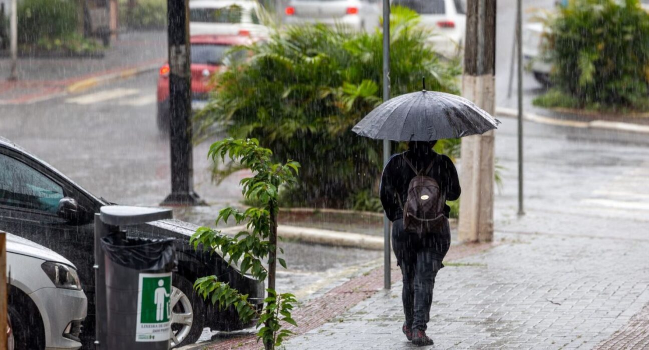 Temporais se interiorizam em Santa Catarina