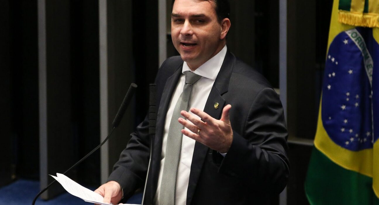 PGR pede que Flávio Bolsonaro seja ouvido por calúnia contra Lula