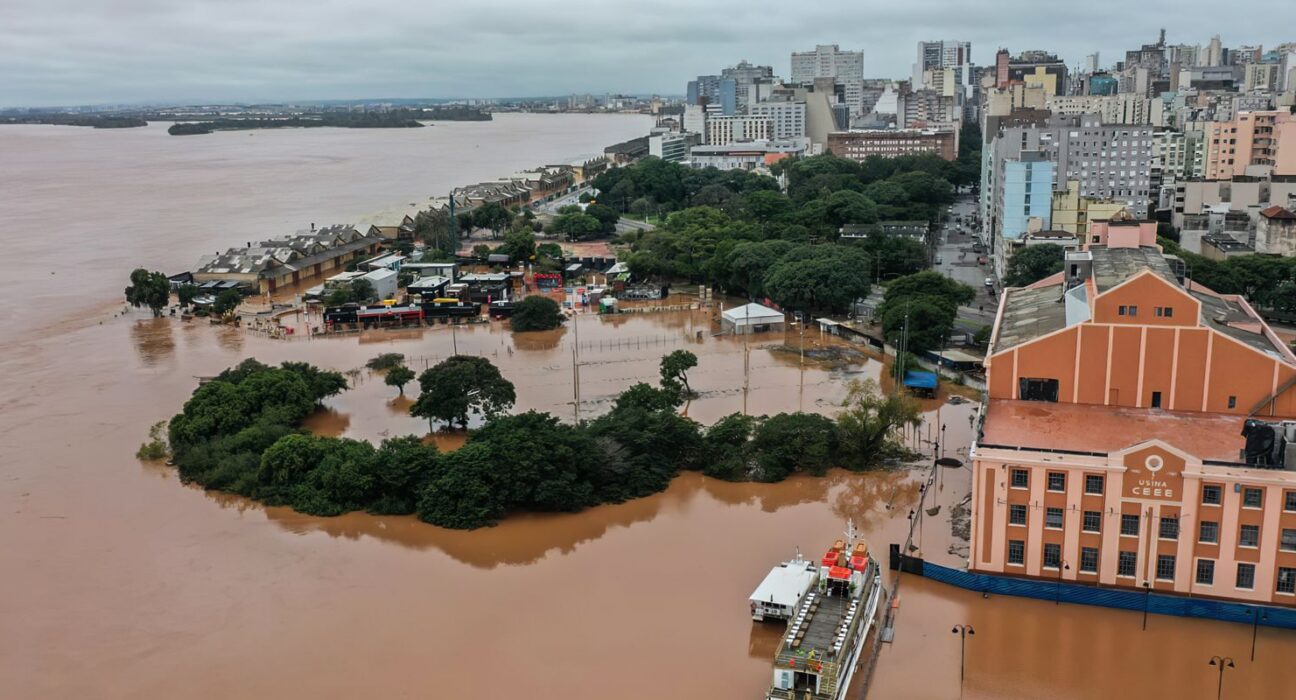 Rio Guaíba se aproxima da cota de alerta em Porto Alegre