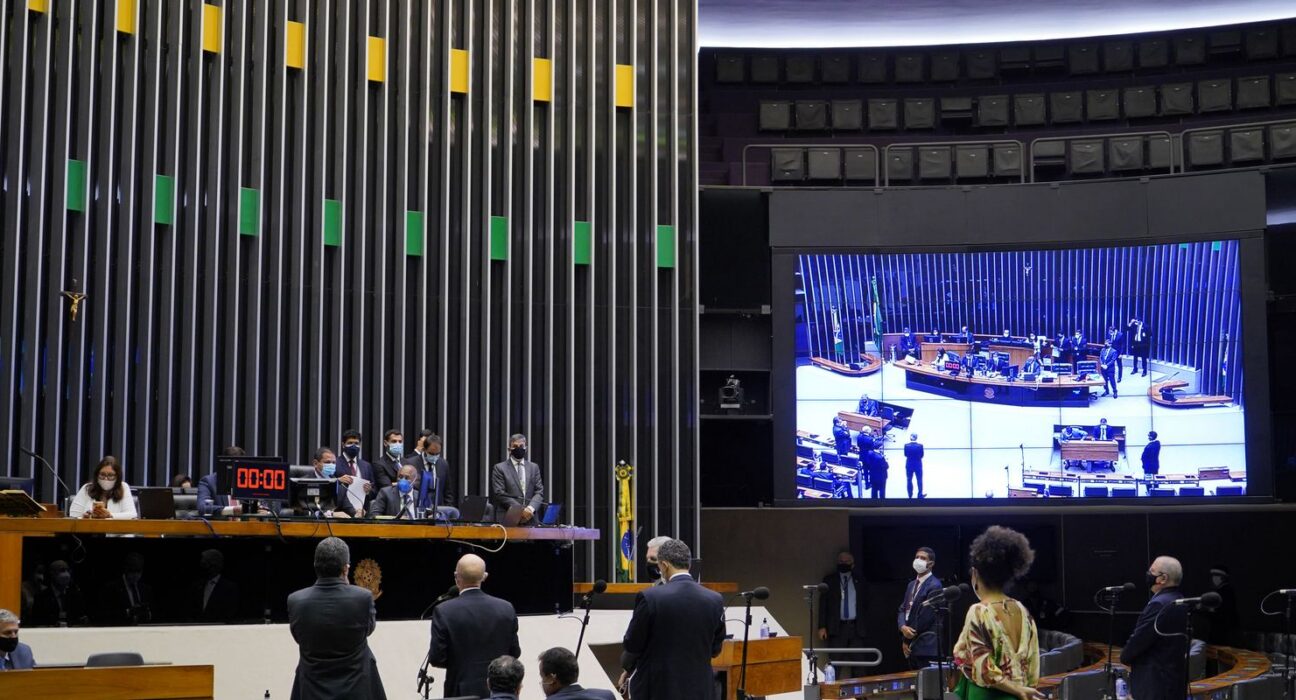 Dino intima partidos a explicar controle de emendas parlamentares