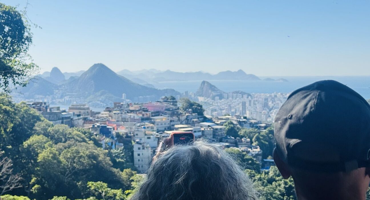 Trilha na Rocinha mostra Mata Atlântica e recuperação florestal no Rio