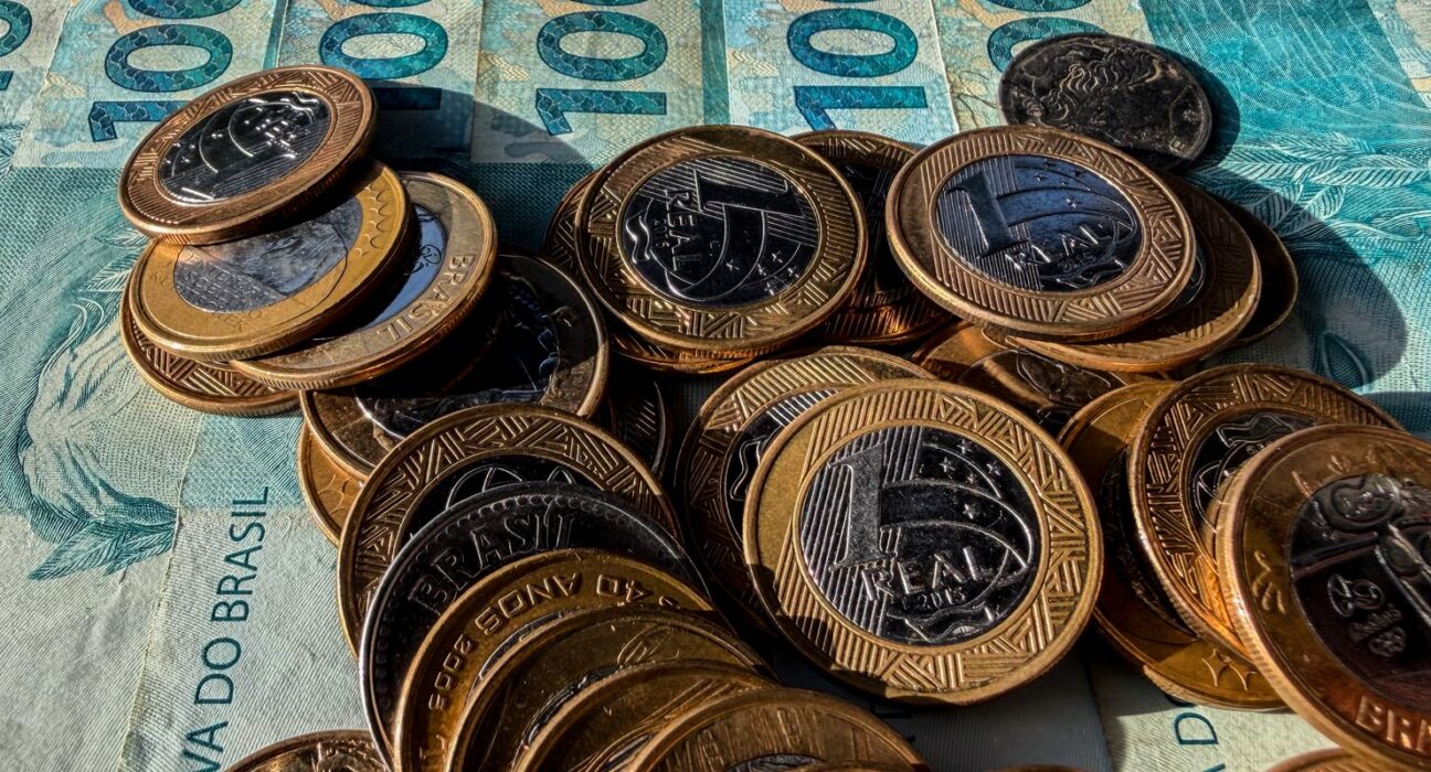 Inflação usada para corrigir salários acumula 4,33% em 12 meses