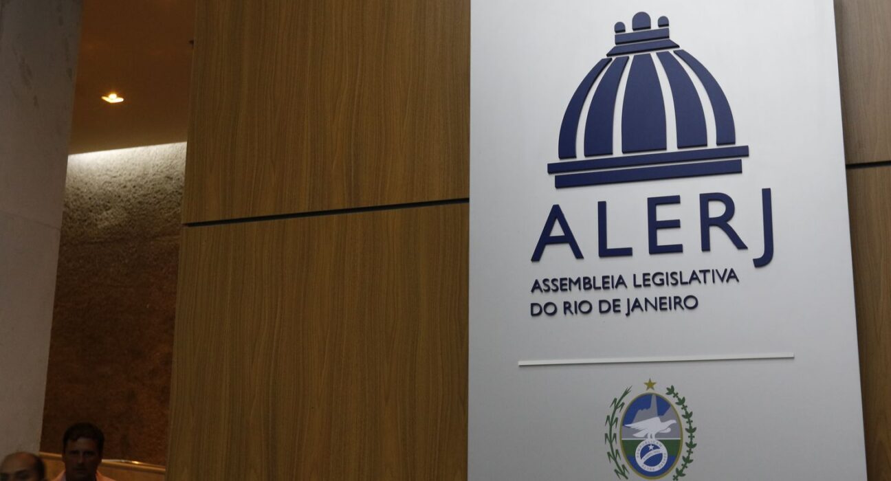 Deputados do RJ aprovam tornozeleira rosa para agressores de mulheres