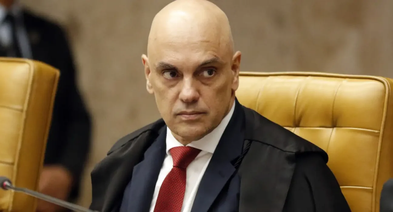 Moraes suspende visitas de Flávio a Bolsonaro na prisão domiciliar