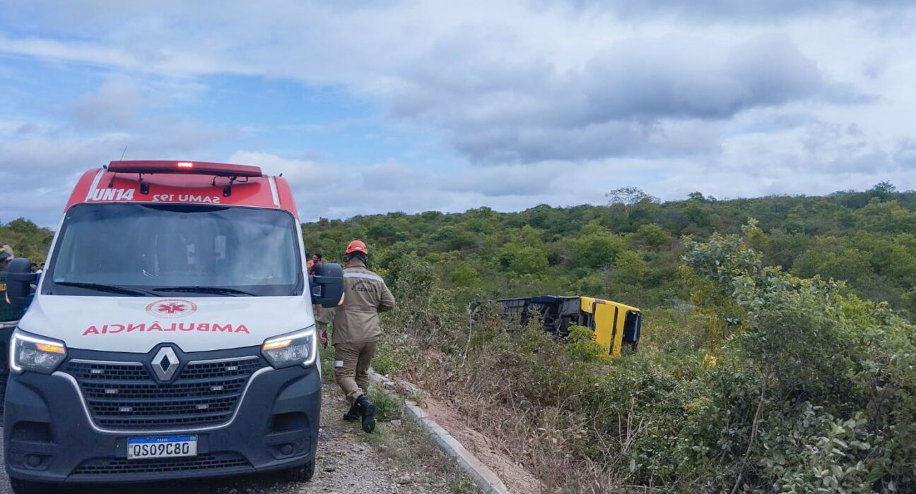 Ônibus com romeiros tomba no Ceará e provoca morte de duas pessoas