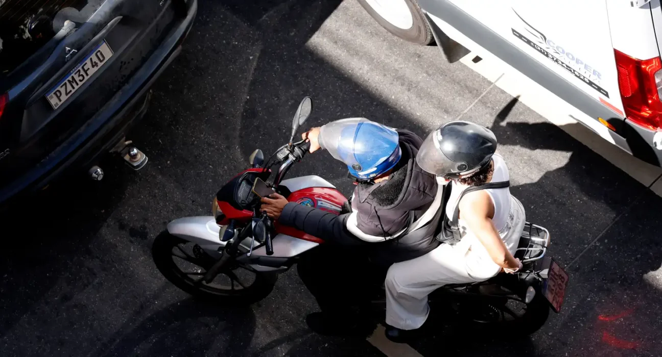 Bombeiros do RJ alertam motociclistas sobre uso dos itens de segurança