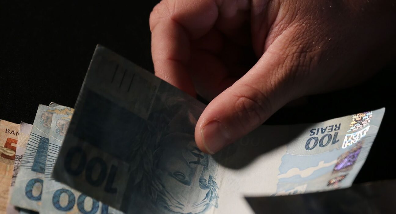Trabalhadores nascidos em setembro e outubro recebem abono salarial