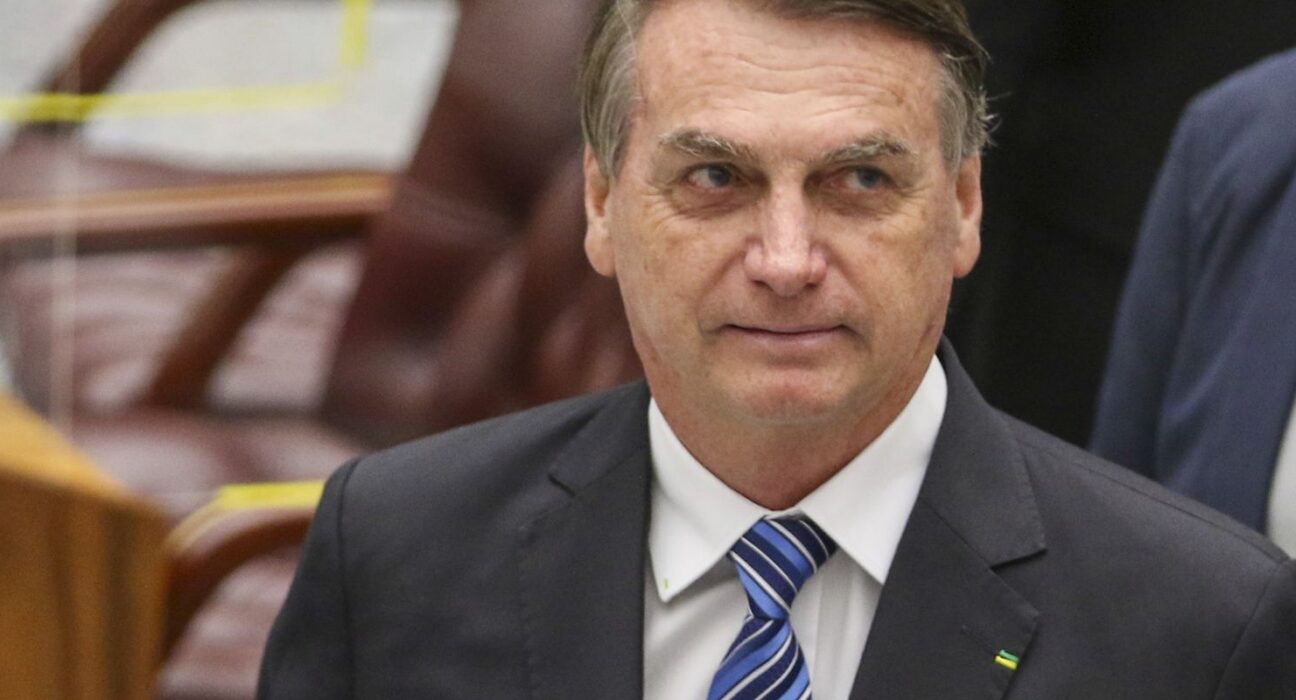 Exército entrega armas de Bolsonaro à PF e informa falta de duas