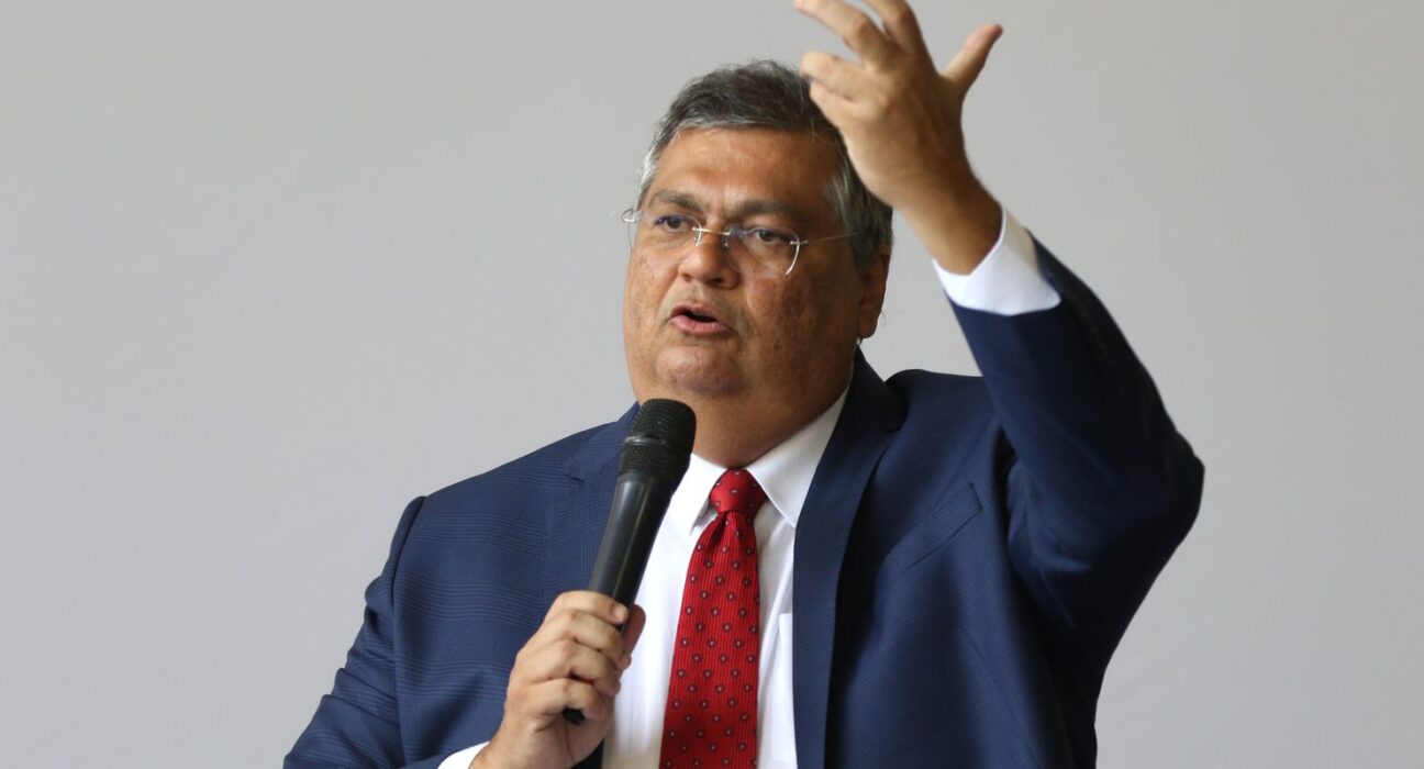 Dino bloqueia R$ 119 milhões de Valdemar por suspeitas em emendas