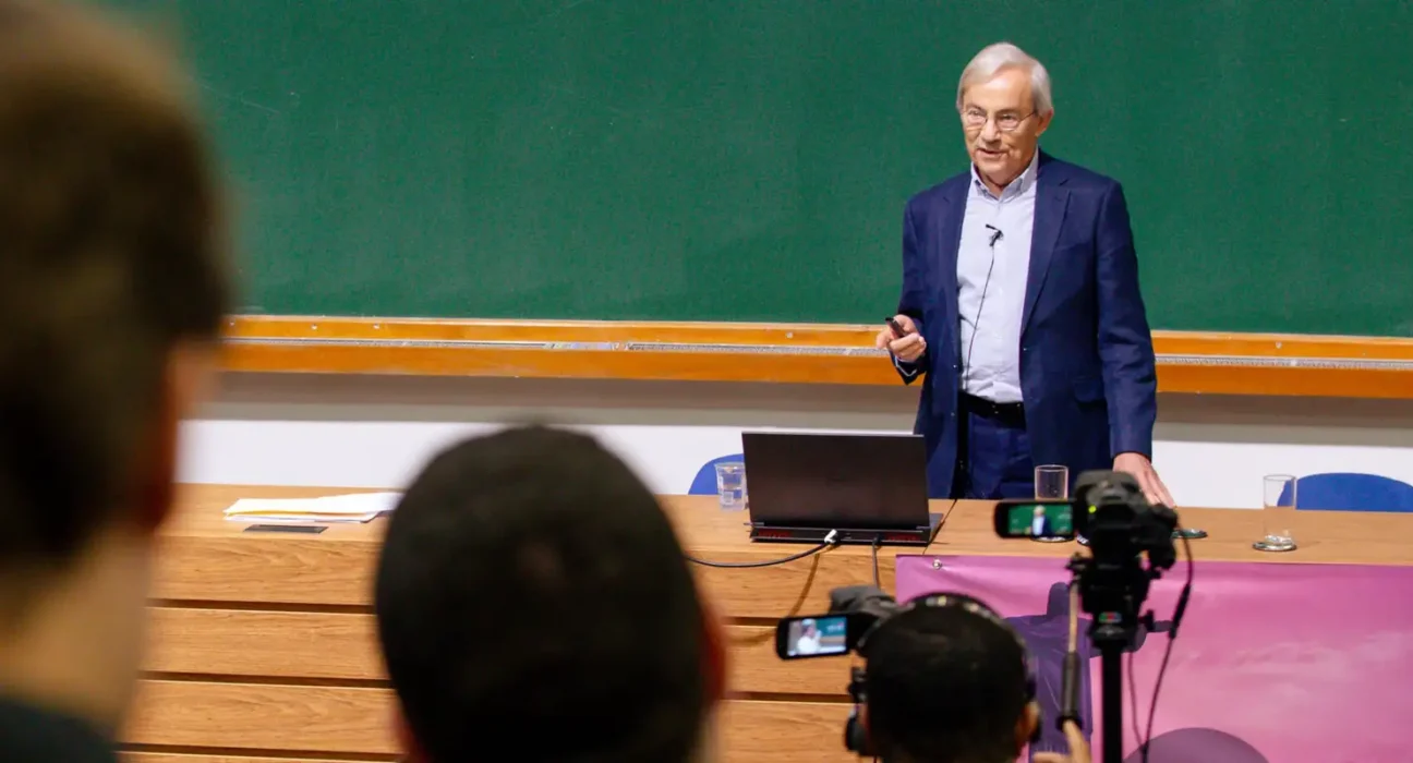 Nobel da economia diz que impacto da IA no emprego é superestimado