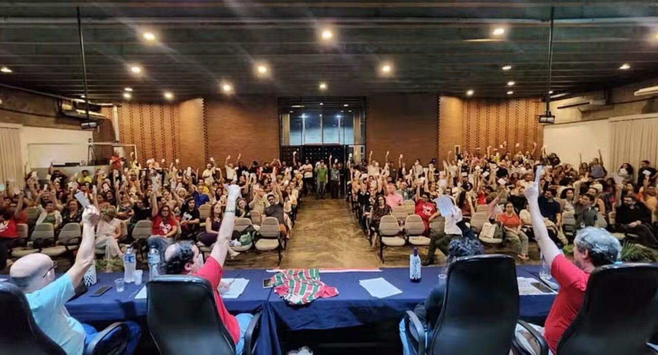 Professores da Uerj suspendem greve, após três meses de paralisação