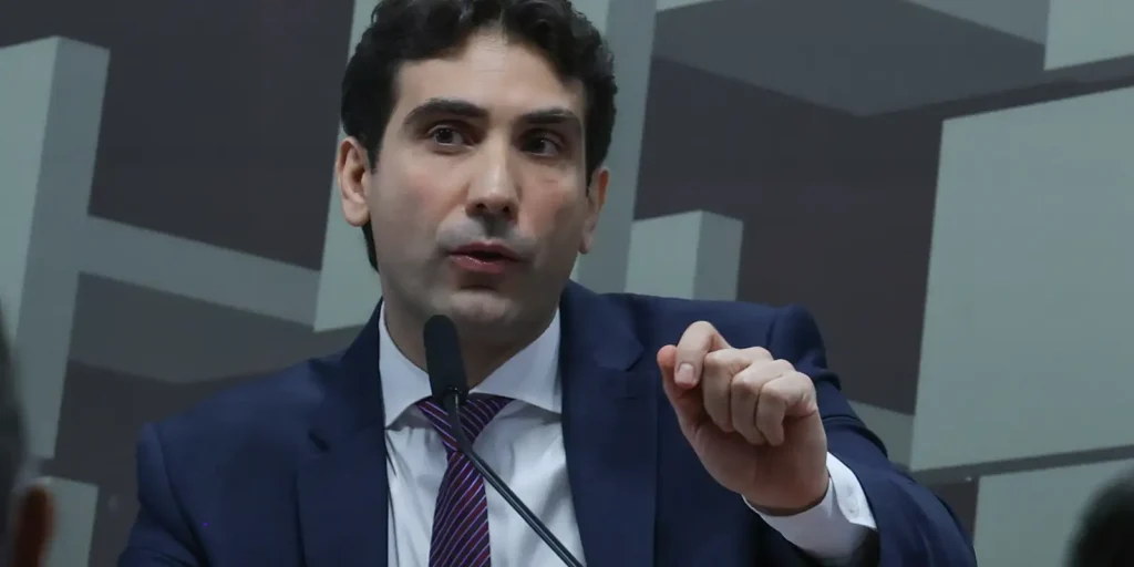 Galípolo critica empresas que pressionam para usar FGC