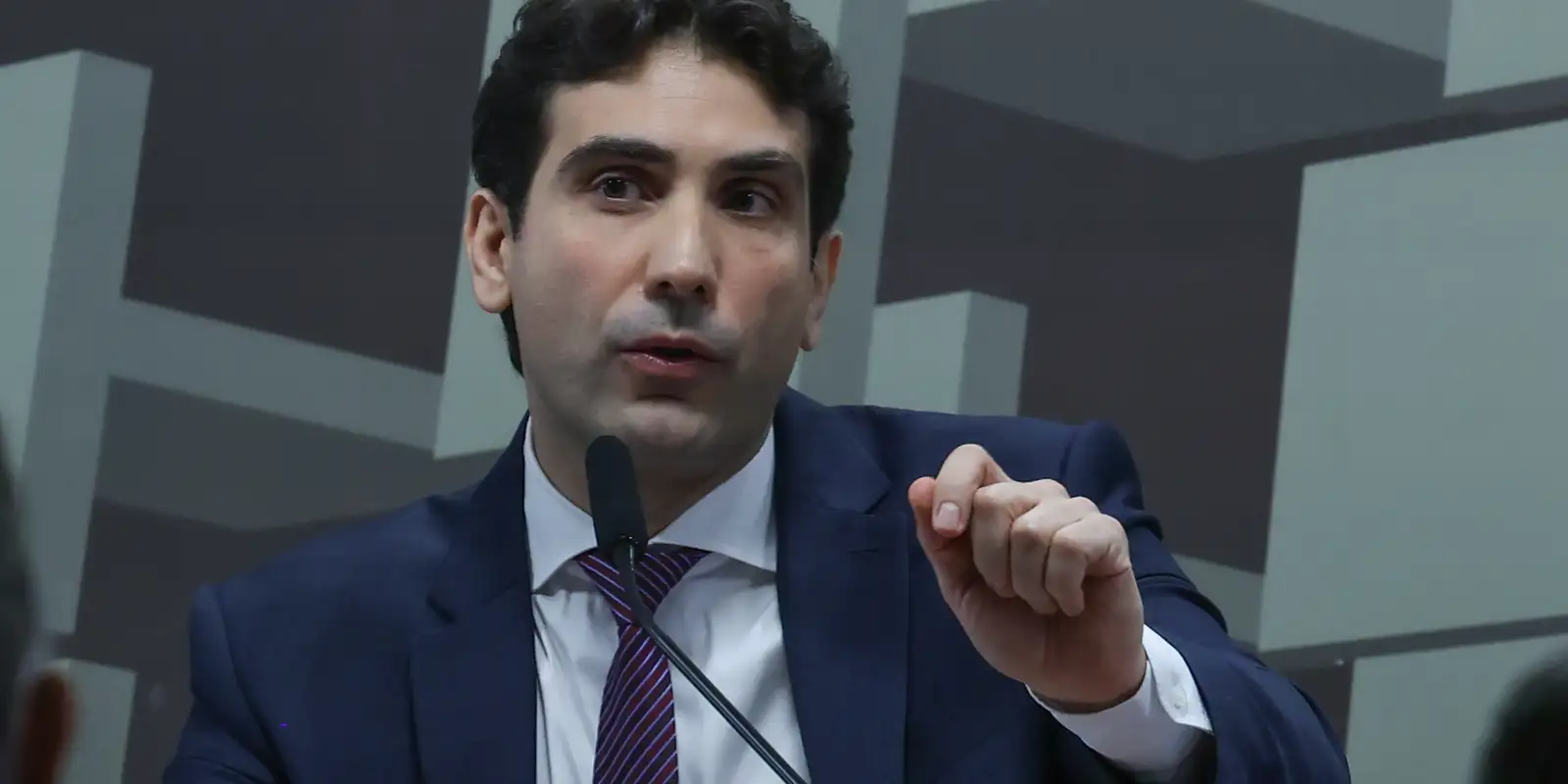 Galípolo critica empresas que pressionam para usar FGC